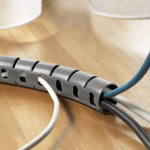 hilfe mit Schutzschlauch zur Kabelsalat lösung, kabel zusammenfassen, gegen nager und Haustier angenagte Kabel, büro