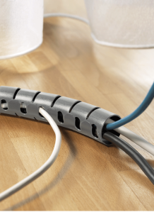 hilfe mit Schutzschlauch zur Kabelsalat lösung, kabel zusammenfassen, gegen nager und Haustier angenagte Kabel, büro