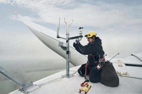 HellermannTyton auf dem Dach einer Windkraftanlage, installieren von Kabelschutz