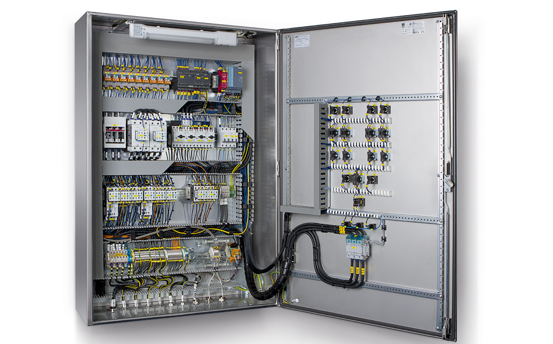 Schaltschrankbau: Effizientes Kabelmanagement-System mit HelaDuct-Drahthalteklammern