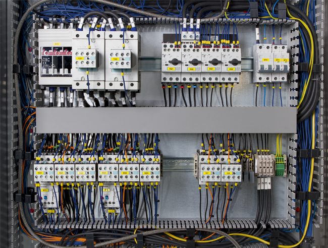 Schaltschrank mit Kabelkanal, Kabelkanäle installieren, sortieren von Kabeln sowie Identifizieren
