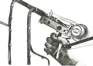 Foto uit 1965 van het systeem van Tyton waarbij kabels via een eindeloze band worden gebundeld