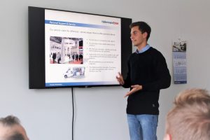 Moritz bei einer internen Präsentation vor dem HellermannTyton E-Business Team. IMG_6529_Bildausschnitt